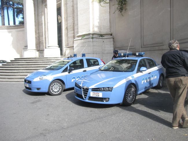 イタリアを中心に世界の<br />街角で遭遇するポリスと<br />パトカー、緊急車両を<br />チョット纏めました。