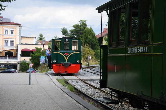 昨年のドレスデンひとり旅に味をしめて、同じドイツ語圏なら何とかなるかなあと、オーストリアを鉄道で横断しました。旅行中に55歳となり、年相応、自分流を模索する旅となりました。<br />【1日目】デュッセルドルフ経由でミュンヘンへ <br />まずはミュンヘンからスタート。今回は航空券の手配が遅くなってしまい往復デュッセルドルフ経由となりました。空港からミュンヘン中央駅まではエアポートバスを利用し、バス乗り場の目の前にあるホテルNHミュンヘンドイチャーカイザーに3連泊しました。<br />【2日目】在来線で日帰りキームゼー観光<br />キームゼー鉄道とキームゼー湖の遊覧船 キームゼーに浮かぶフラウエンインゼル島を散策<br />かわいい機関車が駅から湖畔までつなぐキームゼー、ノイシュバンシュタイン城で有名なルードヴィヒⅡの建てたお城で有名ですが、お城は見学せず、隣の小さな島でゆったりと一日すごしました。<br />【3日目】在来線で日帰りシュタルンベルク湖観光<br />シュタルンベルク湖の遊覧船 湖の奥の集落ゼーハウプトを散策<br />もう1日はミュンヘンから鉄道で僅か30分のところにあるシュテルンベルク湖ですごしました。ゆったりと夏季休暇を過ごす地元の人たちに交じって湖畔を散策し、すてきなホテルで魚料理を味わいました。<br /><br /><br /><br />