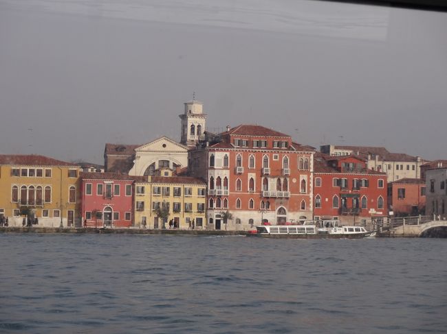 ５日目、ベネチア観光です。夫は、普段「へ～」と静かに感動するタイプなのですが、ベネチアへ向かう船の中で、「ここはディズニーシーのモデルになった街だよ」と教えると「えー！！」と一気にテンションMAX。「楽しくなってきた！」そうです。<br /><br />12/10（水）成田からチューリッヒ経由ローマへ。<br />12/11（木）ナポリ車窓とポンペイ遺跡、アマルフィ海岸観光<br />12/12（金）バチカン市国とローマ観光<br />12/13（土）ピサの斜塔とフィレンツェ観光<br />12/14（日）ベネチア観光<br />12/15（月）ベローナ、ミラノ観光<br />12/16（火）ミラノからチューリッヒ、乗り継いで成田へ。<br />12/17（水）帰国 