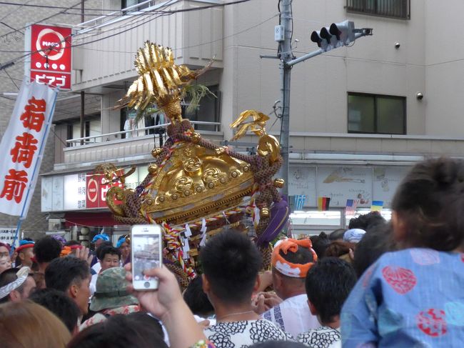 大鳥居駅を降りて本屋さんの前を通る時に目に飛び込んできたのが「羽田神社・夏季例大祭」のポスターでした。<br />早速、自宅に帰り着替えをし産業道路の神輿が最終終結する場所に繰り出しました。<br />初めて見たのですが躍動感があり参加型の神輿巡業で街をあげてみんなが楽しんでいました。<br />とても印象に残る夏祭りでした。夏にしては少し気温も低くて心地よい風が吹いていたので絶好の祭り見物となりました。<br />表紙の写真は神輿を担ぐ人と左右に揺り動かし飛び回る人とバランスよく神輿が跳ね回っている写真です<br />