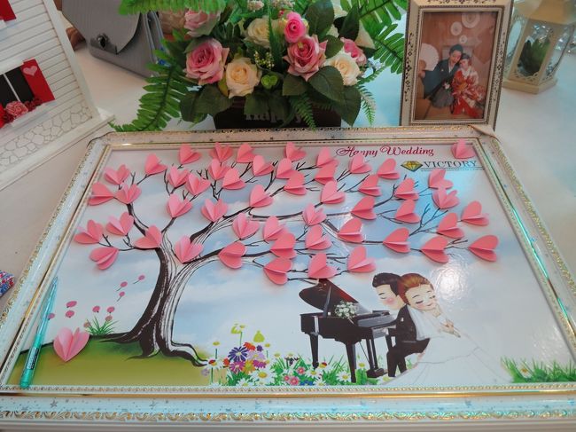 2017年7月9日(日)Viet Nam ベトナム Buon Ma Thuot バンメトート<br />新婦さんのご実家で挙式をしてから、披露宴会場へバスで向かいました。バスに揺られること1時間強♪<br />移動中、バス旅行って感じでとても楽しかったです。<br />※ちょっと爆睡してしまった時間もありましたけど・・・<br />披露宴会場の入口には素敵なウェルカムボードが♪<br /><br />ベトナムの披露宴ってとても興味深かったです。<br />新郎新婦さんが入場→挨拶→ウェディングケーキ入刀→シャンパンタワ―などをした後、生バンドで歌が好きな方々がどんどん歌う♪♪♪披露宴の終了時間前にフッと新婦側の席をみてみたら、ほぼ人が居ない・・・<br />なぜ?っと思ったら、食べて呑んだら帰る。<br />これ!ベトナム式のようです。<br /><br /><br />
