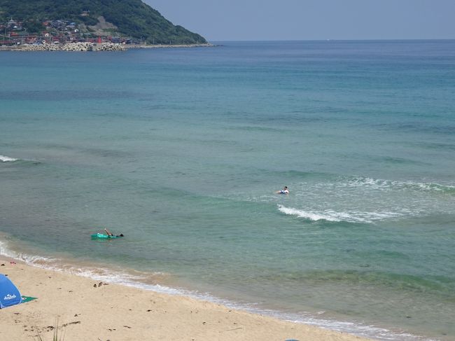 去年の綺麗さが忘れられず、やっぱり今年も海水浴は山口へ！<br />ただ同じところでは面白くないから、少し場所を変えて、<br />そして１日目も特に予定がないので２日とも海水浴。<br />１日目は瀬戸内海：光市の虹の浜海水浴場<br />２日目は日本海：長門市の大浜海水浴場<br /><br /><br />もう部活を引退した娘も行く予定でしたが、<br />そのために決めた海水浴でもあったのですが、、<br />学校の補習をさぼりたくないと言い出し、急きょ今回も３人の旅行に。。<br /><br />▼去年の島戸海水浴場<br />https://ssl.4travel.jp/tcs/t/editalbum/edit/11157865/<br />