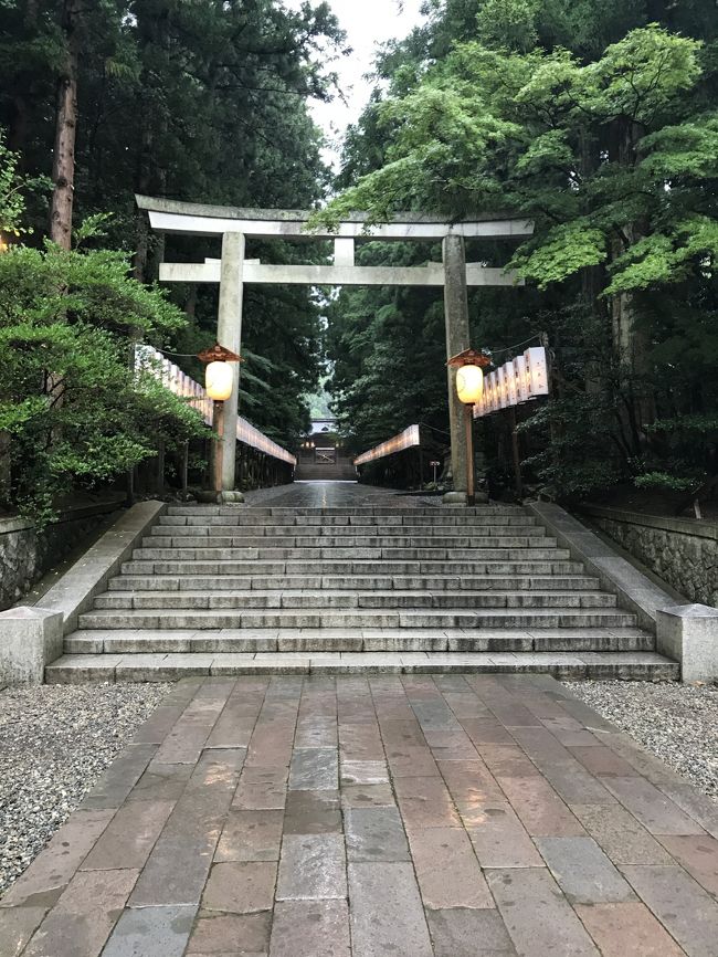 2日目、新潟駅から、最初の目的地である彌彦神社へ向かいました。<br />彌彦神社を訪れた後は、岩室温泉で一泊、宿泊したのは、富士屋です。<br />最終日は、燕三条に立ち寄った後、東京へ戻りました。<br />