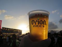 沖縄の海を眺めながらビール　２泊３日の旅