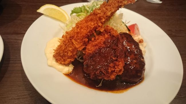 【コース】 つるつる庵(梅田) ⇒ 酒場やまと ⇒ 阪急東通り ⇒ <br /> 相生市立水産卸市場 ⇒ 天神橋筋商店街 ⇒ グリルらんぷ亭<br /><br />ちょうど1年前に住んでいた大阪。<br />仕事で行く用事が重なったので、懐かしいエリアを食べ歩き、そして街歩きした。<br />大阪に到着してまずは、懐かしい駅前ビルへ。<br />大阪らしいうどんを食す。<br />仕事が終わってからは居酒屋へ。<br />北新地の人気店『やまと』。混みあっていたがサービスも店の感じも良く、そして美味しく安い。大阪らしい店である。<br />2軒目は阪急東通り商店街沿いの店に入ったが、どこに入ったかは失念。<br /><br />翌日は休日で友人のいる相生へ。<br />新幹線の相生駅から車で10分程度のところにある水産市場。<br />魚が売っておりどれも美味しそう。<br /><br />夜は大阪へ戻ってキタで一杯。<br />翌日は、懐かしい天神橋筋商店街を散策。<br />昼は商店街にある『グリルランプ亭』へ。<br />11時過ぎには満席になる人気店。<br />店も明るいし昭和っぽい佇まいも残している。<br />ランチは美味しく大満足!<br />