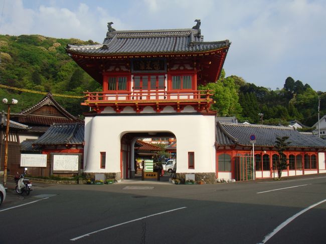 ＴＶの旅行番組で武雄温泉の楼門が紹介されていました。温泉も有名どころの武雄温泉だし旅館も手配できたし、スターバックスの入ってる図書館もありました。なんとか休暇も取れ1泊2日で行ってみました。