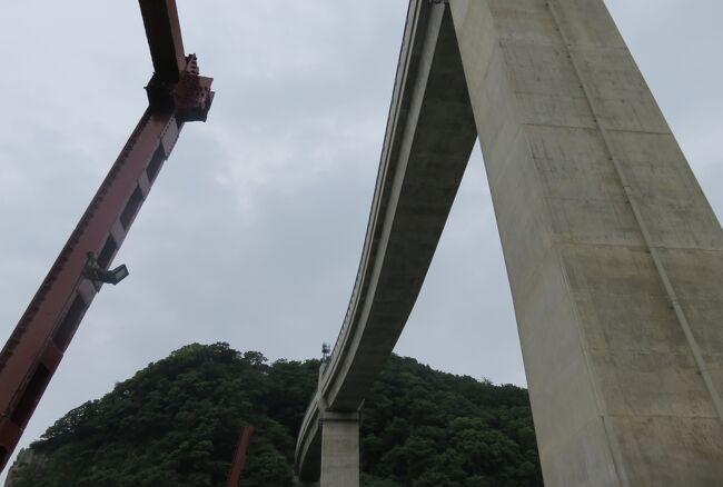 玄武洞の次に向かったのは、昭和34年(1959年)に竣工した山陰本線の余部駅(あまるべえき)です。1930年(昭和5年)に開業した姫新線の駅は、余部駅(よべえき)と呼ばれています。(ウィキペディア・その他)