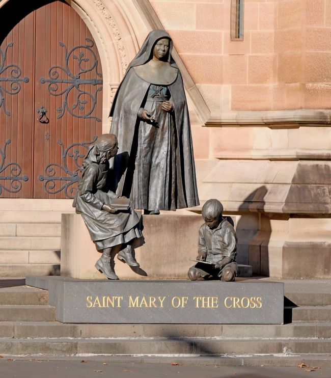 1431　Circular Quay駅からTown Hall駅に向かう．St.Andrew&#39;s Cathedral，ハイドパーク，St Mary&#39;s Cathedralと見学．英国国教会の教会はステンドグラスがきれいだ．しかしやはりカトリックとは雰囲気が異なる．やはりしっくりくるのはカトリック教会　ただこのカトリック教会もステンドグラスが非常にきれいだった．両方とも19-20世紀の建築には思えないほど荘厳だった中国人の観光客のマナーには辟易したが．そのあともう一度Circular Quayに帰って，The Rockのふるい痕跡を見る散歩をした．<br />その後疲れたし，少し時間が余ったので，Sydney Trains T1線で　St.Leonards駅を往復した．ハーバーブリッジを電車で渡りたかったのだが，構造上あまり景色は見えなかった．<br />ホテルに荷物を取りに行き，1718のT2で空港へ．2055発NH880便2055発　羽田0523<br />さてこれから仕事に向かう　3泊（前後機内2泊）4日の旅だったが，なかなかおもしろかった．ブルーマウンテンへのドライブは最高だった！ナビがおんぼろでなければもっと楽しかったと思う　もう一度オーストラリアの田舎をドライブできるといいね．<br /><br />