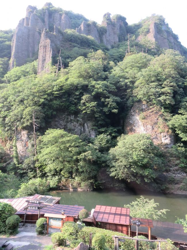 青春切符で徳島へ行ったばかりだが、鈍行列車での冷房の効きすぎた旅を楽しんだものだから、味をしめて、今度は二日ほど自宅にいた後に島根県出雲市へやってきた。旅のサイトで発見した立久恵峡（たちくえきょう）なる場所だ。今まで聞いたこともない名前だが、来てみて、驚いた。御所覧場（ごしょらんば）という旅館に一泊し、近辺の立久恵峡の散策と、立久恵温泉とその露天風呂、さらに夜間のライトアップを楽しんだ。規模は大きくはないが、かつて藩主のお気に入りの場所だったとのこと。それで旅館にも大層な名前がついているのだ。<br /><br />下関駅を朝７：４２に出発し、山口線経由で、益田駅発１２：３０の快速で午後3時20分に出雲市駅に到着。駅前から須佐行きのバスで「立久恵峡中」に到着し、午後３時半ころ旅館に荷物を置いて、さっそく、立久恵峡の二つのつり橋の間を散歩した。汗だくにはなったが、すばらしい散歩となった。カップルに一組出会っただけで、この静けさと絶景を独占状態！五百羅漢の石像群も静けさを強調していい。崖を見上げると南画で見るような奇岩が聳え立つ！これは穴場だ。<br /><br />一枚目は宿の３階の部屋の窓から撮影。