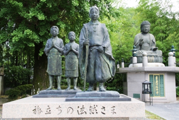 坂東武者・熊谷直実は法然の弟子となり出家し法力房蓮生と名乗った。蓮生は建久4年（1193年）法然の徳を慕い法然の父である久米押領使・漆間時国の旧宅、すなわち法然生誕の地に寺院を建立した。これが誕生寺の始まりである。かつては誕生律寺と呼ばれており、御影堂の扁額は「誕生律寺」と掲げられている。<br /><br />本堂である御影堂は二度の損壊の後、元禄8年（1695年）に再建され、国の重要文化財に指定されている。御影堂は屋根の老朽化のため平成10年（1998年）に修築工事が行われた。また、旧・阿弥陀堂は老朽化のために解体され、新たに瑞應殿として平成15年（2003年）に再建された。