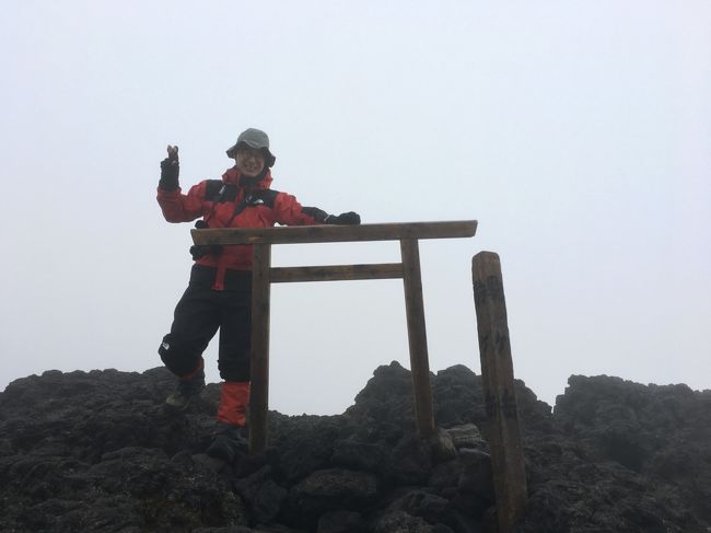 昨年に続き、今年も富士山に登りました。昨年は、会社の若手と米国からの出張者を引率して、富士吉田口から登山。今年は、家内と一緒に、距離は短いが登山路はやや険しい富士宮口よりアタック。<br /><br />天気予報では、１7日の海の日は、雨になりそうだったので、最後まで登山を行うかどうか迷いましたが、結局、天は我らに味方したのか、なんとか登ることができました。
