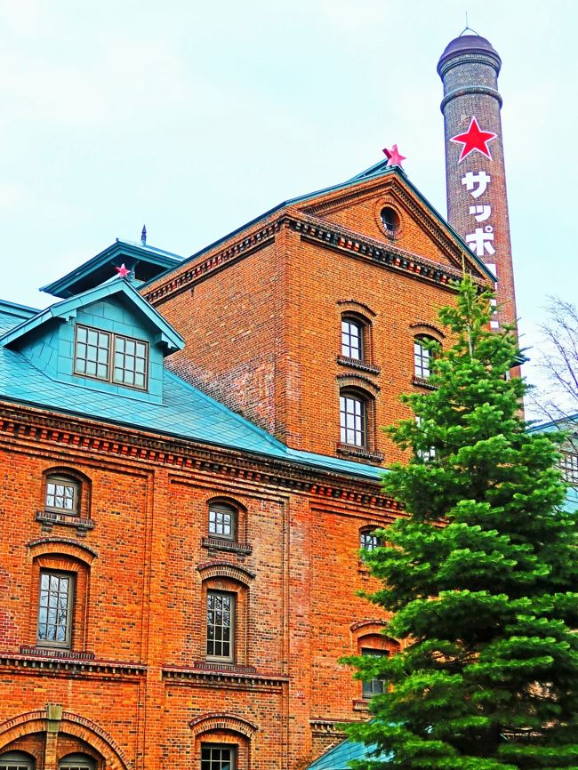サッポロビール博物館は、北海道札幌市東区にある博物館。サッポロガーデンパークにあり、日本国内で唯一となるビールに関する博物館になっている。<br /><br />ドイツでビール醸造技術を学んだ中川清兵衛を招聘して官営模範工場となる「開拓使麦酒醸造所」を1876年（明治9年）に創設し]、現在のサッポロファクトリーがある場所に工場を建設した。渋沢栄一らが譲り受けて「札幌麦酒会社」を設立し、現在のサッポロビールに繋がっている。<br /><br />サッポロビール博物館の煉瓦造の建物は「札幌製糖」が1890年（明治23年）に建設した製糖工場である。1903年に煉瓦造の製糖工場を買い取って製麦工場として使用した。建物は改修や補強をしながら1965年（昭和40年）まで工場として稼働していた。<br />その後、1987年（昭和62年）に「サッポロビール博物館」として開館した。<br />2016年（平成28年）に館内を全面リニューアルしている。<br />建物の外には1876年（明治9年）開業の「開拓使麦酒醸造所」において当時工場前に積み上げられた樽を復元している。<br /><br />3階、2階、1階の順に見学していく]。3F～2F 1965年（昭和40年）から2003年（平成15年）まで札幌工場で麦汁を煮沸するために実際に使用していた銅製の釜]。直径6.1 m、高さ約10 m、容量85 klあり、「重要科学技術史資料」（未来技術遺産）に登録されている。<br />2F 開拓使から続く日本のビール製造業発展の道筋を12個のブースに分けて紹介している。歴代の広告を展示した「アドコレクション」もある。<br />1F 「スターホール」では「復刻札幌製麦酒」と「サッポロ生ビール黒ラベル」の飲み比べができる。<br />ミュージアムショップ（売店）<br />（フリー百科事典『ウィキペディア（Wikipedia）』より引用）<br /><br />サッポロビール博物館　については・・<br />http://www.sapporobeer.jp/brewery/s_museum/<br />http://www.sapporo.travel/find/recreational/sapporo_beer_garden/