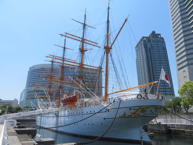 横浜のみなとみらい２１地区の日本丸メモリアルパークにある「帆船日本丸」と「横浜みなと博物館」を見学しました、京浜東北線の桜木町駅から歩いて5分位の場所にあります、帆船日本丸は1930年（昭和5年）に建造された船員を養成する練習帆船でした、帆を広げた姿は美しいので太平洋の白鳥と呼ばれたそうです、1985年（昭和60年）から一般公開してます。<br /><br />横浜みなと博物館は横浜港をテーマにした博物館、1989年に開館した横浜マリンタイムミュージアムを全面リニューアルして2009年（平成21年）に横浜みなと博物館として生まれ変わりました、歴史と暮らしのなかの横浜港をメインテーマに横浜港150年の歴史と横浜港の仕組みと役割を伝える展示で構成されています。<br /><br />見学者が両方とも少なくゆっくり見ることが出来ました、今回初めて見ました、いつもそばを通るだけでやっと見ることが出来ました。