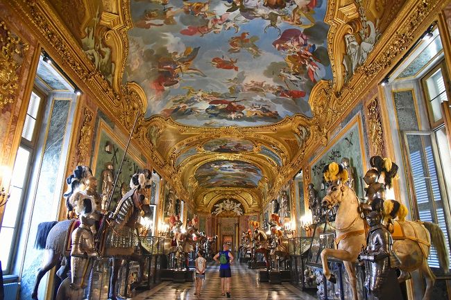 下記の基本方針で12日間イタリアを旅行してきた。(準備編の詳細は、このシリーズの第1回目をご覧ください)。<br /><br />1.基本的には、ツアーを利用する。ただし、以前に一度は訪れて街の様子は目にしているのだから、短時間のハイライト観光だけのツアーは避けて、フリータイムの設定があり好きなところを訪れることが出来るものにする。完全な個人旅行も考えたが、時間的な制限もあるし、体力的にもそれほど若くもない。<br /><br />2.これまでにヨーロッパ旅行では阪急交通社のフレンドツアーを6回利用しており、今回も探していると「イタリア憧れの街めぐり9日間」というのが見つかった。ミラノ・ベネツィア・フィレンツェ・ローマを訪れ、ツアーでの観光に加えてベネツィア半日・フィレンツェ1日・ローマ1日の自由行動日が設定されている。昨年のスイスアルプス観光8日間のツアーでは、最後に2日間を追加してベルン・ルツェルン・ザンクトガレンの街歩きをして非常に楽しかったので、今回もツアーに加えて個人で追加観光することを考えた。<br /><br />3.便利なことに、ほとんどのフレンドツアーには現地参加プランが設定されている。今回も自分でフライトを手配し、ツアーへの現地参加前に2日間、ツアー離脱後に1日間を加えることにした。これで、行動範囲はかなり広がることになった。旅行の目的のひとつが世界遺産訪問なのだが、今回のツアーで訪れる世界遺産「最後の晩餐」「ヴェネツィア」「フィレンツェ」「ローマ」「ヴァチカン」は前述のように35年前に既に訪れているので、同じところを観ただけではやはり物足りない。ツアーに簡単に合流・離脱出来る新規の世界遺産を調べて、追加の目的地としてミラノから行けるトリノとジェノバ、及びローマ郊外のティボリとした。これで、世界遺産5個所の再訪と、5個所の新規訪問が出来ることになった。<br /><br />上記の原則に従い、出発時期や都合の付く曜日にも制限されながら組み立てた計画は次のようなものだった。<br /><br />【個人】1日目:成田-コペンハーゲン-ミラノ、ミラノ泊<br />【個人】2日目:ミラノ-トリノ、★トリノ観光、★トリノ泊<br />【個人】3日目:トリノ-ジェノバ、ジェノバ観光、ジェノバ-ミラノ、ホテルでツアーに合流しミラノ泊<br />【ツアー】4日目:ミラノ観光、ミラノ-ベネツィア、ベネツィア泊<br />【ツアー】5日目:ベネツィア観光、ベネツィア自由行動(午後)、ベネツィア泊<br />【ツアー】6日目:ベネツィア-フィレンツェ、フィレンツェ観光、フィレンツェ泊<br />【ツアー】7日目:フィレンツェ自由行動(終日)、フィレンツェ泊<br />【ツアー】8日目:フィレンツェ-ローマ、ローマ観光、ローマ泊<br />【ツアー】9日目:ローマ自由行動(ティヴォリ&ローマ観光)、ローマ泊<br />【個人】10日目:ローマ観光、ローマ泊<br />【個人】11日目:ローマ-コペンハーゲン-成田<br />【個人】12日目:帰国<br /><br />第2回目は、上記日程の2日目の★印の部分「トリノ市内観光」の模様となる。ここは、世界遺産(以下【世】と表記)の「サヴォイア王家の王宮群」があり、TBSの番組「世界遺産」でこの王宮群の素晴らしい映像を見た時から、機会があれば是非行ってみたいと思っていたので、今回の旅程に組み入れたという経緯がある。<br /><br />イタリア初日はトランク遅延で散々な目に会ったが、2日目はそのハンデにもめげず、世界遺産を含むトリノ市内を観光。ただ、35℃あたりまで上昇した暑さには勝てず、事前に計画した計画をすべてこなすことは出来なかったが多くの見どころを訪れ、まずは合格点となる一日だった。観光したところは以下の通り。<br /><br />■サン・カルロ広場<br />■サン・クリスティーナ聖堂<br />■サン・カルロ聖堂<br />■マダーマ宮殿(市立古典美術館)<br />■サン・ロレンツォ教会<br />■王宮<br />■昼食<br />■ドゥオーモ<br />■モーレ・アントネッリアーナ<br />■ホテルで休憩<br />■買い物<br />■パレードの見物<br />■夕食