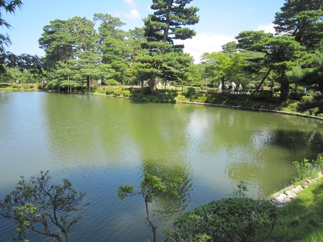 主計町から再び北鉄バスで兼六園へ。真夏であるが兼六園内では涼しい風が通り快適な散策ができた。