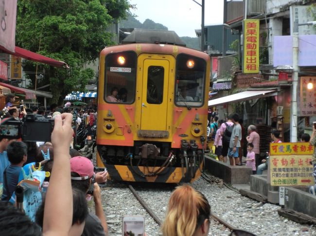 台湾旅行、2日目は鉄道の旅。<br /><br />ただし運悪く台風の影響を受け、予定を大幅に変更せざるを得なくなってしまった。<br /><br />海外旅行で一番困るのが言葉が通じない中でのトラブル対処。<br /><br />消化不良に終わった今回の鉄道旅。次回はもっと列車の時間を下調べして、もちろん気候の良い時季に再訪しよう。<br /><br /><br />【行程】<br /><br />台湾２日目（7/29・土）<br /><br />台北(08:25)--區間車4154--&gt;瑞芳(09:13)<br /><br />★瑞芳老街散策<br /><br />瑞芳(10:03)--區間車4716--&gt;菁桐(11:05)<br /><br />★菁桐駅周辺、菁桐駅～平溪駅散策、平溪老街<br /><br />平溪(12:23)--區間車4721--&gt;十分(12:35)<br /><br />★十分老街、お昼ごはん<br /><br />※台風接近による天候悪化に伴い、タクシーにて台北市内へ<br />本来は十分から瑞芳まで戻り、バスにて九份へ向かう予定だった<br /><br />夕方、永康街（ヨンカンチェ）の芒果皇帝（マンゴーキング）にマンゴーかき氷を食べに行く<br /><br /><br />台湾３日目（7/30・日）<br /><br />朝、中正紀念堂へ<br /><br />台北駅から桃園機場捷運にて桃園国際空港へ<br /><br />台北桃園/TPE (11:00--&gt;12:15)--MM24--&gt;大阪関西/KIX(14:45--&gt;16:05)