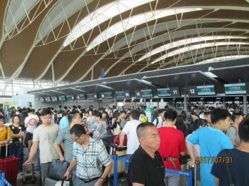 春秋航空の浦東空港発国際線の早朝便はマカオ７：４０、済州７：４５、台北８：１０、札幌８：１５、大阪８：２５、茨城８：２５、高松８：４５、佐賀８：４５、ＬＣＣは早朝に集中しています。出発２時間前に到着しても間に合いませんでした。速めに空港へ行きたいが虹口足球場発５時３０分が１番のバス、順調なら６時３０分に空港着です。現在新たにターミナル入口で危険物検査が追加され行列が出来ています。中国人の日本旅行も増加しています。出国審査後の荷物検査も厳しくなっています。指定された物はカバンから出して置かないと徹底的に調べられますので注意ください。折り畳み傘、カメラ、パソコン、携帯電話（ガラ携・スマホ）、タブレットは必ず籠に並べて下さい。東方航空は1社で第1ターミナルを使っていますので行列は有りません、現在第３ターミナル建設中ですが竣工予定は解りません。間に合わない時の対応方法を紹介いたします。<br />