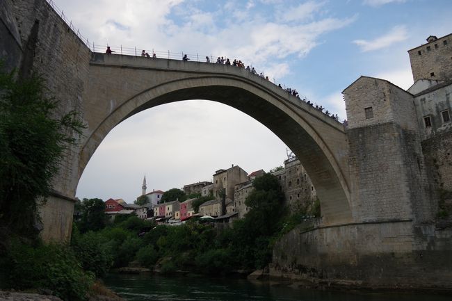 ２０１７年７月に、旧ユーゴスラヴィアの５か国を１１日で周遊するツアーに参加しました。<br />　第５回は、前回のサラエボから少し西にあるボスニア・ヘルツェゴヴィナのモスタルです。<br />世界遺産の好きな方はご存知かもしれません。町の中を流れるネレトヴァ川にスタリモストと呼ばれる橋が架かっています。ボスニア・ヘルツェゴヴィナ紛争の際に破壊され、２００４年にトルコの企業によって再建されました。夏になると、橋からダイビングする姿が見られます。<br />モスタルの町は、１５世紀から続くオスマン・トルコの影響が色濃く、街歩きがたいへんエキゾチックで楽しいです。<br /><br />