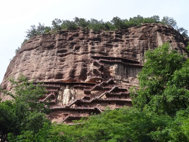 私のツボ「中国の大きめ文化財」を見てまわるため、西安旅行してきました。<br />兵馬俑関連が第一目標だったのに、それ以外がパンチあった!中国深い!<br />短い日数にいろいろ詰め込んだため、寝る時間とごはんを食べる時間がなくて、その代わり毎日筋肉痛と日焼けが激しかったです…<br /><br />おおまかな日程はこの通り。<br />1日目:名古屋⇒北京(飛行機・エティハド)<br />2日目:北京⇒西安(飛行機・海南) 西安⇔天水(高速鉄道) *麦積山石窟観光<br />3日目:西安⇔華山(高速鉄道) *華山登山<br />4日目:*兵馬俑博物館、*西安市内観光 西安⇒洛陽(夜行列車)<br />5日目:*龍門石窟観光 洛陽⇒北京(高速鉄道)<br />6日目:北京⇒名古屋(飛行機・エティハド)<br /><br />【1日目と2日目】<br />夜の飛行機で北京へ。北京空港近くのホテルで仮眠した後、翌朝飛行機で西安に向かいました。<br />昼からは西安~天水を往復し大急ぎで麦積山石窟を観光。<br />初めての中国の地方旅行でモタモタしていて石窟を眺める時間が足りなかった。もう一度行きたいな。<br /><br />-memo<br />天水は甘粛省の外れ、西安のある陝西省寄りにあります。今年の夏、宝鶏~蘭州の高速鉄道区間が開通して、西安から300キロ離れた天水まで1時間半で行けるようになりました。