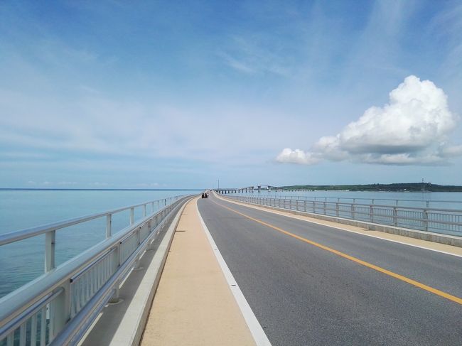 最近はチマチマと過去の旅行記を仕上げているオキャマですぅ🎵<br /><br />お陰でグチャグチャだったスマホのアルバムも整理されつつある今日この頃。<br />これもフォートラベルさんのお陰ですぅ🎵<br />ありがとうございますぅ🎵<br /><br /><br /><br />……(^_^;) と、少し持ち上げておきましょ🎵<br /><br />勝手に旅行記を削除されないために……😓<br /><br /><br /><br /><br /><br /><br /><br />んで、これらの旅行記は👇こちらですぅ……☺<br /><br /><br /><br />🎵お暇なぁ~ら~ 見てよねぇ~ あたしさびしいのぉ~🎵 <br />by 五月みどり……今日もティッシュBOX作ってます❗<br /><br /><br /><br />「夏休み第1弾 エアアジアで行くパタヤ by オキャマ一人旅🎵」全2部作<br />https://i.4travel.jp/travelogue/show/11261185<br /><br />「草津&万座温泉&軽井沢 by オキャマ二人旅🎵」(全1部作)<br />https://i.4travel.jp/travelogue/show/11252969<br /><br />「大阪&伊勢志摩 by オキャマ一人旅🎵」(全13部作)<br />https://i.4travel.jp/travelogue/show/11246392<br /><br />「湯野上温泉&会津若松 by オキャマ一人旅🎵」(全5部作)<br />https://i.4travel.jp/travelogue/show/11234513<br /><br />「札幌・定山渓・小樽 by キャマ友二人旅🎵」(全3部作)<br />https://i.4travel.jp/travelogue/show/11246804<br /><br />「パタヤ・サメット・バンコク by オキャマ一人旅🎵」(全4部作)<br />https://i.4travel.jp/travelogue/show/11248988<br /><br /><br />過去の負の遺産「オキャマがインドへ行くぅ~」はこちらですぅ🎵<br />http://okamatabi.blog.fc2.com<br /><br /><br /><br /><br /><br /><br /><br /><br />んで、今回はあたしのスマホ内で400枚近い画像を占めていた「石垣・竹冨・宮古の旅」の模様をチャッチャカと整理するために書き上げようと思いますぅ🎵<br /><br /><br /><br />思えば……沖縄大好きっ子なオキャマは、これまでに20回以上は訪れていた沖縄。<br />毎回毎回沖縄本島ばっかで……しまいにはやること無さすぎて道の駅で昼寝するために通っていた沖縄……😓<br /><br /><br />数年前に初めて本島から近い慶良間諸島に訪れてみて、海の綺麗さに度肝抜かれてからは……<br />「いつかは八重山諸島や宮古島とか行ってみたいわぁ🎵」って漠然と憧れだけ抱いていたのん……😍💓💓<br /><br /><br />イメージ的に東京から石垣島や宮古島までの飛行機ってお高いじゃない?<br />毎日スーパーで特売品漁ってる庶民派オキャマには憧れだけよん……😭<br /><br /><br />でもでも❗<br /><br /><br />よくよく調べてみたら……一旦那覇まで飛んで那覇から石垣や宮古まで飛べば意外とお安く行けることを発見したオキャマは、2016年夏に初八重山諸島&宮古島の旅に出掛けることが出来ましたのです❗<br /><br /><br /><br /><br />今回の行程は……<br /><br />8/6 成田→那覇 街ブラ 那覇→石垣<br />8/7 石垣→竹冨 竹冨島フラフラ<br />8/8 竹冨島フラフラ 竹冨→石垣<br />8/9 石垣島一周 <br />8/10 石垣→宮古<br />8/11 宮古島&伊良部島&下地島&池間島フラフラ<br />8/12 宮古島&伊良部島&下地島&池間島フラフラ<br />8/13 宮古島&伊良部島&下地島&池間島フラフラ<br />8/14 宮古島フラフラ 宮古→那覇<br />8/15 那覇→成田<br /><br /><br /><br />こんな感じのフラフラしっ放しの旅になりました☺<br /><br /><br /><br /><br />①「初の竹冨島はビーチも星空も集落も全て感動!」<br />https://i.4travel.jp/travelogue/show/11250888<br /><br />②「石垣島をバイクで一周!川平湾もヤギ刺も最高!」<br />https://i.4travel.jp/travelogue/show/11265790<br /><br />③「宮古島に上陸!与那覇前浜は評判通り美しかったわ♪」<br />https://i.4travel.jp/travelogue/show/11267452<br /><br />④「宮古島から伊良部島&下地島&来間島へ!どの島も最高!」⬅こちらですぅ🎵<br /><br /><br /><br />