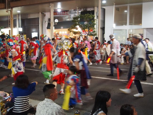 青森を代表する3大夏祭りの一つ青森ねぶた祭りを観てきました。<br /><br />勇壮で迫力のある山車が夜の町を動き回り、そしてお囃子と共に♪らっせーらー、らっせーらーの掛け声と一緒に跳ねる人たち。やっぱりお祭りは生でみなきゃ。<br /><br />