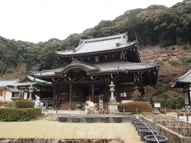 春の京都の旅、初日の午後は宇治へ。<br />メインは平等院を見に行くことですが、その前にあちこち寄っていくことにしました。<br /><br />まずは、花の寺で有名な西国札所の三室戸寺から「さらわびの道」を通って、宇治上神社と宇治神社、そのほかにもいろいろと見どころ満載です。