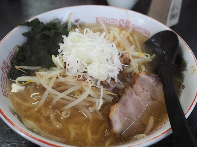 ２０１７年７月２３日、昼は茅橋ラーメンでお昼を食べました。以前は５００円位だったラーメンが５８０円まで上がっていました。私は大盛りでしたが、普通盛りでもボリュームがあった様です。ここは、塩ラーメンと味噌ラーメンがおすすめです。特に塩はスープの味が効いていて良いですね。