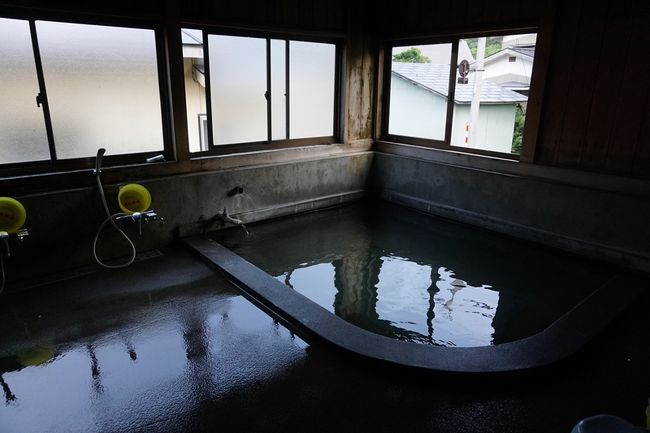 湯ノ花温泉は、福島県南会津町（旧舘岩村）にある温泉です。<br />湯ノ岐川沿いに約20軒の旅館が並んでいます。<br />温泉街には、共同浴場が4軒ありまして、なんと200円で入り放題なんです！