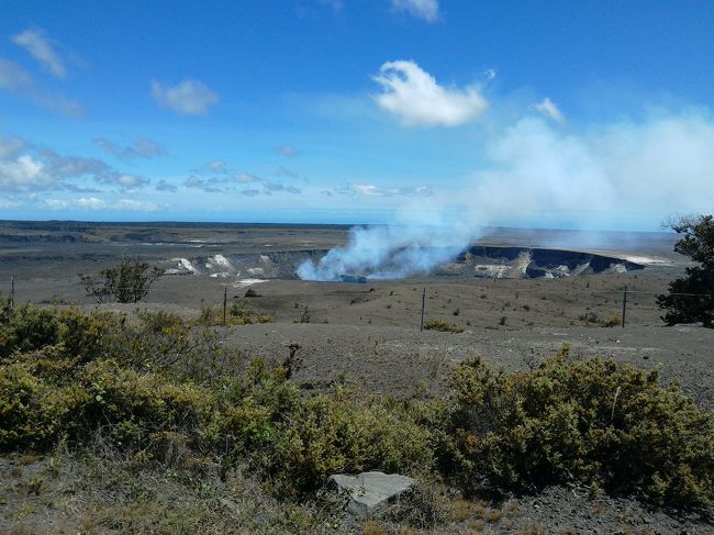 【ハワイ島滞在・５日目パート②】<br />本日の後半は・・・キラウエア火山です。<br />ヒロでのランチを終えてカラパナの自転車で行く溶岩流観察まで時間があるので<br />マカダミア工場かヒロ神社かオーキッドガーデンかと検討した結果、久々に<br />キラウエア火山のジャガーミュージアムに行くことにしました。<br />13:25<br />国立火山公園への途中からは有料道路となっていてゲートで<br />25＄を払います<br />ゲートを過ぎて真っすぐ行くとジャガーミュージアム、左に行くと<br />チェーンオブザクレーターロードへと繋がる道です<br />13:35<br />着いてから噴火口の噴煙を見物しミュージアムで色んなキラウエア火山の歴史を見学し<br />お土産品を購入、最後に駐車場側にある展望スペースでふたたび火口を見物<br />14:20<br />水蒸気の上がる場所を見物し<br />カラパナへの移動の途につきました<br /><br />５日目のパート２は以上です次はいよいよ今回のメイン、自転車で行く<br />カラパナの溶岩流観察です<br />今回の旅ランキングの１番と言ってもいいです