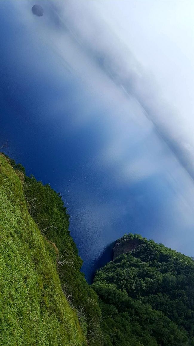 今回の旅は、JALマイレージプログラムのどこかにマイルで北海道、道東旅行して来ました。<br />7月中旬に嫁と8月は早めの夏休みで何処に行くか話していました、そういえばJALマイルもそこそこ溜まって来たので、国内外問わずマイル使って特典航空券をGETしようと話していました。<br />結構頑張って貯めて来たマイルを少しでも有効に使いたいし今後も特典航空券でなんて話していると、そうだJALさんはどこかにマイルっていうミステリーツアーみたいな事やってるので、この機会に国内旅行もいいよねってことに！<br />そうと決まればまずは4つの候補地選びです。ある程度の候補地を選ぶと後は航空会社次第っていう面白いプログラムです。何処に行くかを勝手に決めてくれる？(決められる)ってのも魅力です。夫婦で相談した結果、四国、九州、中国地方、北海道がいいよねってことでまずは4つの候補地を検索しました。<br />すると中々良い候補地のグループが有るじゃ無いですか～。<br />候補地は、高知、高松、帯広、女満別です。速攻申し込みました。３日後にはメールでJALから連絡があるそうです。<br />あなたのフライトが決まりました。行き先は女満別です。<br />( -_・)?女満別って何処？北海道っていう事はわかりますが、その他まったく情報がありません。<br />それから女満別について調べました、網走の近くで知床にも摩周湖にも、聞いたことのある所が盛りだくさんですよ＼(^^)／テンションMAXですよ～。<br />道東旅行最終日は霧の摩周湖と清里のじゃがいも焼酎の酒造所そしてフィナーレはひまわり畑&#127803;に再チャレンジです。<br />