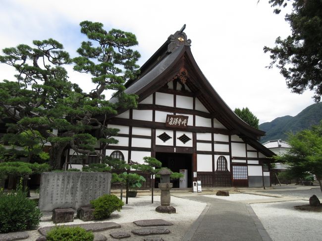 東京から、毎年訪れている長野へ向かう途中、ちょっと寄り道し、山梨県内にある武田家ゆかりの地を訪ねてきました。事前に調べたところ、あまりに多くの史跡ががあったため、今回は甲州市に絞って行ってきました。訪れた場所は、栖雲寺、景徳院、大善寺、恵林寺、放光寺です。次回は韮崎と甲府市周辺を回ってみようと思います。