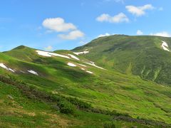 東北・月山　雄大な稜線と無数の高山植物咲く　夏山登山