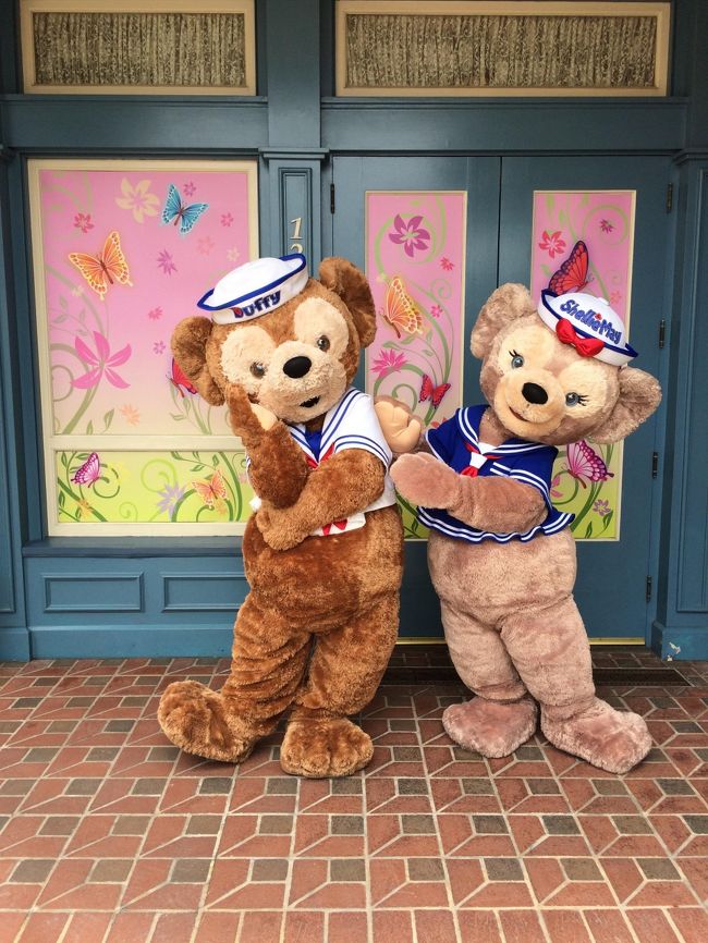 中学からの同級生と初めての二人旅。<br />目的は香港ディズニーランドとグルメ☆<br />3泊4日だけど、2泊は機内泊という弾丸香港旅です。