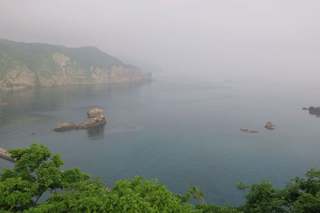 宿泊した積丹町からの旅行２日目。<br />午前中は大雨警報。その後雨は止んだのですが、あいにくの曇り空。<br />晴天だったら、すごく綺麗なんだろうな～と思いながらの岬めぐり。<br /><br />朝方が青空が見えていたので、朝一で歩いて出かけた黄金岬からスタートです。