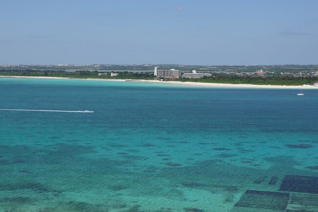 航空会社のCMを見て、いつか行きたいと思っていた宮古島。ふとした思いつきで実現することになりました。<br /><br />以前行ったハワイでは、素潜りする夫は魚の近くまで行けるのに、泳げない私は水面から覗いているだけで残念でした。<br />宮古島の旅行記を見ると、珊瑚礁をフィンで傷つけないように気をつけるほど、浅い所でシュノーケリングできるようです。(^-^*)　 <br />シュノーケリングなら、重装備が要らなくて気楽だし、24時間以内に飛行機も乗れる。<br /><br />と、特典航空券が取れる前に、八重干瀬ツアーも申し込みました。<br />出発1週間前まで天気予報には雨が並んで気温も低く、泳げないんじゃないかと心配したのに、快晴！ <br />水温もラッシュガードを着ていれば十分。というか、着るのを忘れて日焼けしたので大変でした。