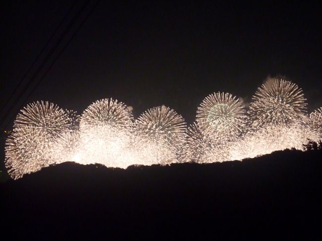 京都と滋賀の県境に有る、音羽山。<br />山頂から、琵琶湖の花火大会を見物してきました。<br />標高５９３．４ｍ、山頂は涼しいくらいに気温が低めで快適な様子。<br />結構な急斜面も多くて、登りは苦労しました。<br />山頂から見た琵琶湖の景色と花火は、とても雄壮で初めての体験に目を奪われてしまいました。<br />京都市内と、琵琶湖東側が一望できるスポットでもあります。<br /><br />音羽山ハイキングコース案内<br />http://www.geocities.jp/i_love_yamashina/otowayama.htm<br /><br />琵琶湖花火大会　https://www.biwako-visitors.jp/hanabi/<br /><br />京都のバリアフリー観光・旅行　お役立ち情報まとめ<br />https://matome.naver.jp/odai/2136877283891323601<br /><br />高齢者も身障者も、スポーツ観戦に行きましょう！<br />https://sites.google.com/site/wonderfulcare1/home/di95hui-quan-guo-gao-deng-xue-xiaoragubifuttoboru-da-hui-te-shepeji