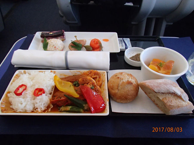 読売旅行で行く「ANAビジネスクラスで行く!ぶっとびアンコールワットスペシャル(5日間)」<br /><br />出発間際というのに、次から次へとタイフーンが発生。<br />ヒヤヒヤものです。<br />海外保険をかける際に航空機遅延費用が出るタイプのものをかけておきました。<br /><br /><br />旅行費用/1人<br />・旅行代金 138,800円(ネット割り)<br />・成田空港旅客施設使用料 2,090円<br />・成田空港旅客保安サービス料 520円<br />・燃油チャージ 6,000円<br />・現地空港使用税 2,800円<br />(観光と全食事付)<br />・ビザ代 在日本カンボジア王国大使館(東京)で取得 3900円<br /><br />補足:<br />私は旅行代金はクレジットカードで支払うようにしています。<br />ポイントになるというのと、てるみくらぶ破産のようなときに、現金で払っていると戻ってくる可能性が低くなるという理由です<br />(私はよくてるみくらぶを利用していましたが、運よく被害に合わずでした)。<br /><br />読売旅行はクレジット支払いに対応していますが、注意が必要です。<br />旅行会社によっては、ツアーの1ヶ月前に引き落とすところと、例え半年前であっても、すぐ引き落とすところがあります。<br />読売旅行は後者です。<br /><br />なお、今回のツアーはビザが必要でしたが、ビザは自分で取得可能でした。<br />ツアーの申込み返信用封筒にも切手を貼って送ってきていました。<br />その点は良心的で満足しています。<br /><br />クラブツーリズムのインドツアーの際のビザは、自分での取得は不可ですし、ツアー申込み返信用封筒も自前で切手を貼る必要があります。<br />一番驚いたのは、ビザ取得代金が強制支払いなのに、書類やパスポートのやり取りの送料がこちら負担ということです。