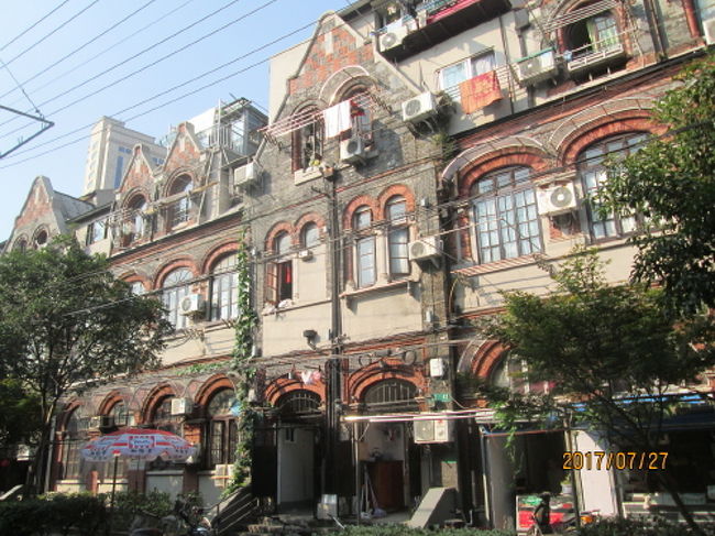 上海虹口区の長陽路にある摩西会堂は、上海に現存する2カ所のユダヤ教会堂の一つで、2007年3月より虹口区人民政府により修復され、2008年9月より一般公開されている。修復にあたっては、発見された当時の設計図をもとに行われ、1928年当時のオリジナルの姿をよみがえらせている。この再現された摩西会堂では、当時のユダヤ教会堂としての様子を再現した以外にも、第2次世界大戦中に、多数のユダヤ人をヨーロッパから脱出させた中国の外交官、何鳳山や日本の外交官、杉原千畝の故事も紹介されている。実際、多くのユダヤ人が、日本経由で上海に逃れてきている。それほど、上海の租界地におけるユダヤ人コミュニティーは大きかった。当時の住宅が上海優秀歴史建築として保存保護しています。今も多くの住民が生活をしています。昨年大幅な改装工事をして綺麗になりました。白馬珈琲館は場所を変えて再現されました。喫茶店としては営業して無いようです。<br />時空旅行ガイド　大上海　広岡今日子・榎本雄二編著を参考にいたしました。 <br />関連旅行記は上海のユダヤ難民収容所をご覧ください。<br />http://4travel.jp/travelogue/10538227/<br />関連旅行記は上海のその後の長陽路をご覧ください。<br />http://4travel.jp/travelogue/10675466<br />