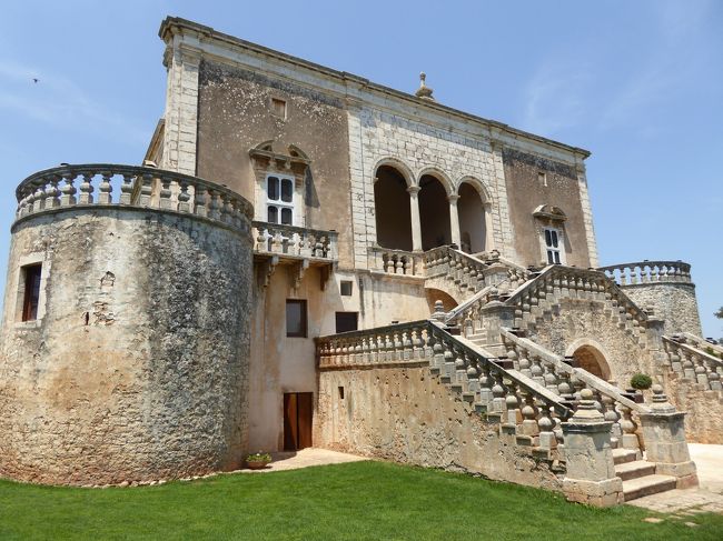 プーリア州優雅な夏バカンス♪　Vol79(第5日)　☆Conversano：美しい古城「Castello di Marcione」　外観と小さなチャペルを眺めて♪
