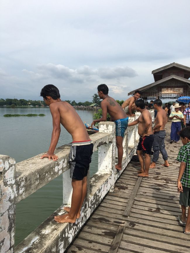 タイでの弾丸旅を終えてミャンマーへ出発です。昨年と同じバンコクエアウェイズにてミャンマー第二の都市、古都マンダレーへ！マンダレーはこれで3回目、観光客が行くところは大体行きました。この一年間、SNSでミャンマーの友達と交流し、彼らが是非また来て下さいと言うので今年も会いに行きました。マンダレーの観光地や現地の子ども達などの一般の人々の写真は他の沢山のツーリストの方々が投稿してるので、私は友達が多くいる国の職員でもある消防士や警察官達との交流写真を掲載します。