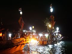 厳島神社最大の神事、宮島管絃祭～月下の暗い海を進むかがり火の管絃船とそれを曳航する江波・阿賀の船。対岸の地御前神社からの復路6キロは、平安雅楽の一方で、必死に櫓・櫂を漕ぐ男衆の勇壮な姿もなかなかの見どころです～