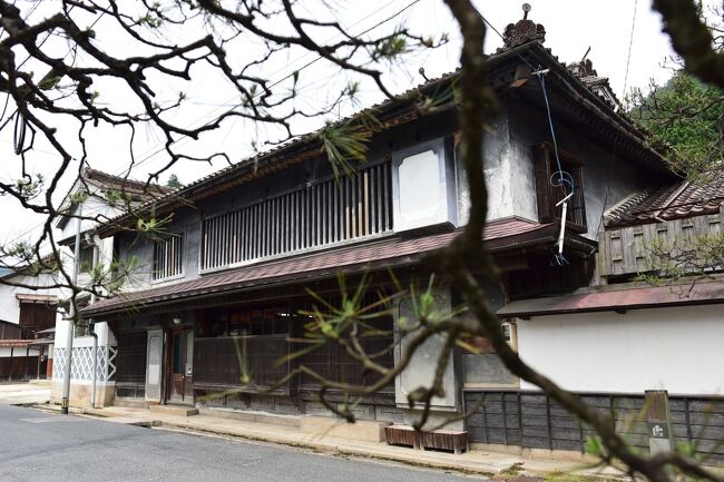旅の行程5月30日 根雨、富吉5月31日 所子、御来屋、鹿野鳥取県日野郡日野町根雨(ねう)は、県西部を流れる日野川の中流域に位置し、米子から根雨を経て津山へ至る出雲街道と、根雨から新見へ出て、高梁~倉敷を経て岡山へ至る日野往来との、かつての街道の分岐点にある町です。このような交通の要衝に位置する根雨には、松江藩が参勤交代の際に利用する茶屋本陣(七里茶屋)が置かれ、宿場町として発展します。ちなみに松江藩は、参勤交代の際に印の入った羽織を着て一つ前の宿場まで藩主を迎えに行く「七里飛脚」の制度を設けていて、「七里飛脚」の業務は本陣が請負うのが通常だったことから、茶屋本陣を「七里茶屋」とも呼んでいました。現在、松江藩の茶屋本陣の建物は現存していませんが、茶屋本陣のあった元の場所から南へ50mくらいの所にかつての門が移設されています。千年以上の歴史を持つ「たたら製鉄」は、須佐之男命(スサノオノミコト)や八岐大蛇(ヤマタノオロチ)神話で有名な奥出雲地方に伝わる日本古来の製鉄法として知られていますが、良質な砂鉄が採れた日野川上流地帯でも、奥出雲と同様盛んに行われていました。江戸時代になって鉄の需要が高まると、その生産量は急速に拡大し多くの製鉄家を生み出しますが、その中に、安永8年(1779年)に製鉄業に参入した、後に日野最大の製鉄家となる近藤家があります。鳥取県下最大の製鉄家だった近藤家は、日野郡内に61ケ所の鉄山と、78ケ所の製鉄工場を経営しており、この地方の「たたら製鉄」の歴史を知るには近藤家なしには語れないと言われるほどで、「たたら製鉄」に関する資料は、近藤家に残る文書を除いて、ほとんどまとまったものは存在しないようです。しかし、鉱物資源の国有化と採掘権の国家による独占を定めた「日本坑法(明治6年発布)」の制定により、日野の製鉄事情は急激な衰退へと大きく様変わりし、さらに、大正時代の頃から安価な輸入鉄鋼にも圧迫されるようになり、昭和に入るとまもなく鉱山の火は途絶えてしまいました。現在の根雨には、「たたら製鉄」で栄えた近藤家のお屋敷を始め、昭和初期に建設された洋館の銀行などが出雲街道沿いに点在し、往時の繁栄ぶりを今に伝える町並みが続いています。