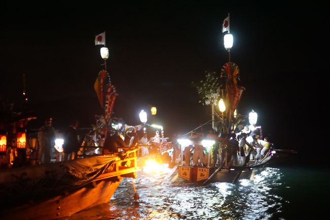 宮島は当然もう何度も訪れているのですが、考えてみると嚴島神社の管絃祭は聞いたことはあってもまだ見たことがない。人出が一番多いイベントは水中花火大会でこれは二回見たことがありますが、宮島の歴史を考えれば、やっぱり嚴島神社の最大の神事、管絃祭でしょう。それ以上のものはありませんよね。今回は、事前に観光協会に観光船の予約を入れて準備万端。乗り込みました。<br /><br />管絃祭は、いわゆる渡御が見どころ。厳島神社から対岸の地御前神社までの往復を江波・阿賀の舟に曳航されて、神輿にあたる御鳳輦（ごほうれん）を載せ、雅楽を奏でながらの御座船が進みます。日が暮れるとともに、月に照らされた暗い海上にはかがり火に照らされた御座船が浮かび上がり。一方の江波・阿賀の船は漕ぎ手の男衆が太鼓に合わせて、エイヤーエイヤー。伴奏する観光船からはそれを間近に眺められて、これは興奮せずにはいられませんね。<br />　<br />ちなみに、神事がこのような形になったのは、江戸時代中期、元禄14年（1701年）の出来事がきっかけ。当時、宮島はまだ人が住んでいなかった時代ですが、管弦船が対岸の地御前神社から宮島へ帰る途中、急に風雨が激しくなり、転覆寸前となります。その時、九州からの帰路、厳島神社に参拝する予定だった江波村の伝馬船と、嵐を避けて錨をおろしていた阿賀村の鯛網船とが管弦船を救援し、本殿まで曳航して行ったというのです。なので、今でも、江波の船はいわゆるオールである十四丁の櫂を備えた漕伝馬、阿賀の船は六丁の櫓（ろ）を用いるお漕船の形式です。いずれにしても、すべて推進力は人力。それでもかなりの速さがあって、エンジンで走る観光船にも負けていない。滑るように進んでいました。　<br /><br />観光船から上がると、今度は御座船を迎える長浜神社へ歩いて向かいます。こちらは、提灯行列もかわいらしくて、ちょっとほのぼの系。御座船の方はここから厳島神宮に戻って祭りは終了となりますが、時間が時間だけに、私はここで切り上げました。<br /><br />それにしても、期待以上に優雅で勇壮。宮島の長い歴史を感じるとともに、なんだか深遠な気持ちにもなる素晴らしい祭りだったと思います。<br />