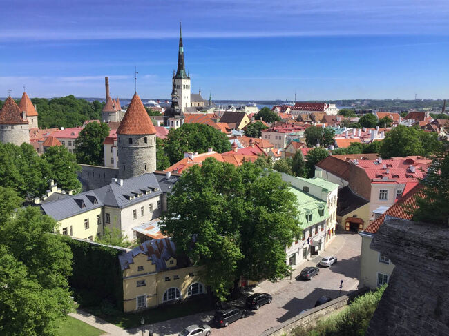 タリンはバルト海沿岸のエストニアの首都で、同国の文化の中心地。<br />城塞化された石畳の旧市街は、昔ながらの建築物が多く残っており、1997年に世界遺産にも登録されています。<br />まるで童話の1シーンを切り取ったような美しい街並みを、今回ご紹介いたします。<br />
