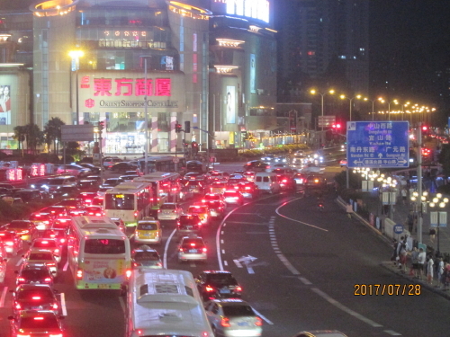 上海の徐家匯の歩道橋から見る夜景