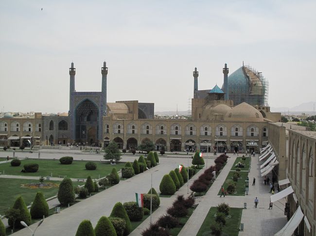 016年のGWは憧れ続けたイランへ。<br />高校の世界史の授業でエマーム広場を見てから、マスジェデ・エマームをずっと見てみたかったのと、<br />「エスファハーンは世界の半分」というフレーズに惹かれてはいたけど<br />まさか旅行で行けるとは思わず。<br /><br />でも4トラで行かれた方の旅行記を見ると意外とハードルは高くない？<br />というかビザと宿の予約が大変以外は非常に旅行しやすそう？<br />しかもたまたまイラン行きたい人も見つかった！<br /><br />ということで憧れのイラン旅行に繰り出しました。<br />余計なお金は払いたくない！ということで往復の航空券だけ取って<br />ホテルや交通、ましては旅行日程まで入国後になんとかなるさーでイランに飛び込みました！<br /><br />結果的には何とかなった！以上にすごく楽しくて充実した旅行でした。<br />(この旅の1ヶ月後、絶対にないと思ってたアメリカ担当になってしまい<br />仕事でアメリカに2～3回/年行くことになり、仕方なくアメリカビザを取ったので…)<br />アメリカのビザの関係がなければまた行きたい！というほどイランの魅力に魅了された10日間でした。<br /><br />★日程<br />4/29(金) QR813 0:30 羽田(HND) → 6:15 ドーハ(DOH)<br />　　　　 QR482 8:00 ドーハ(DOH) → 11:35 テヘラン(IKA)<br />4/30(土) IR260 7:00 テヘラン(THR) → 8:30 マシュハド(MHD)<br />5/1(日) EP3858 16:50 マシュハド(MHD) → 18:35 シラーズ(SYZ)<br />5/2(月) シラーズ観光<br />5/3(火) 23:00 シラーズ発（夜行バス）<br />5/4(水) 7:00 エスファハーン着<br />5/5(木) 23:00 エスファハーン発（夜行バス）<br />5/6(金) 6:00 テヘラン着<br />5/7(土) QR499 23:30 テヘラン(IKA) → 0:05 ドーハ(DOH)<br />5/8(日) QR812 7:05 ドーハ(DOH) → 22:45 羽田(HND)<br /><br />★航空券<br />羽田ーテヘラン往復（カタール航空）95,440円<br />テヘランーマシュハド　1342,000IRR<br />マシュハドーシラーズ　2106,000IRR<br /><br />★ホテル（価格は確かこれくらい…というイメージ）<br />Mashad Hotel@テヘラン　1,000円/泊<br />英語名のないホテル＠マシュハド　2500円/泊<br />Anvary Hitel＠シラーズ　3,000円/泊<br />TOUS HOTEL@エスファハーン　2,500円/泊<br /><br />ーーーーーーーーーーーーーーーーーーーーーーーーーーーーーーーーーーーーーーーー<br /><br />夜行バスでシラーズはらエスファハーンへ。<br />ホテルも何とか確保して、午後からは憧れた青の広場へ。<br />ペルシア芸術を満喫した一日です。