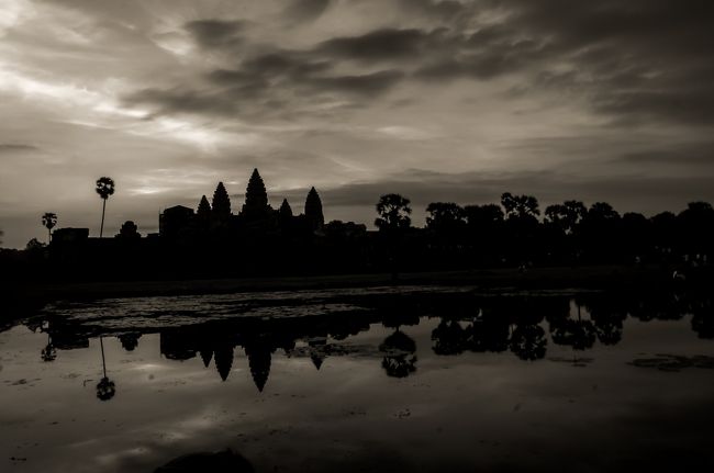 カンボジア・タイ旅行7・8日目。<br />旅行7日目は前回雲に隠れて見られなかった、アンコール・ワットへ日の出リベンジに行ってきます。<br /><br />旅行8日目はとうとうシュリムアップを離れ別の地へと移動するのですが、移動するために乗った深夜バスが......ウワァァァンヽ(`Д´)ノ<br /><br />いつもながら文才が無いので見づらいとは思いますが、お暇な方は見てやってください。<m(__)m><br /><br />メインのブログを書いてからこちらに短くまとめて書いているので、ごめんなさい更新は少し遅いのと短く纏めているので、ブログに比べかなりはしょって書いております。