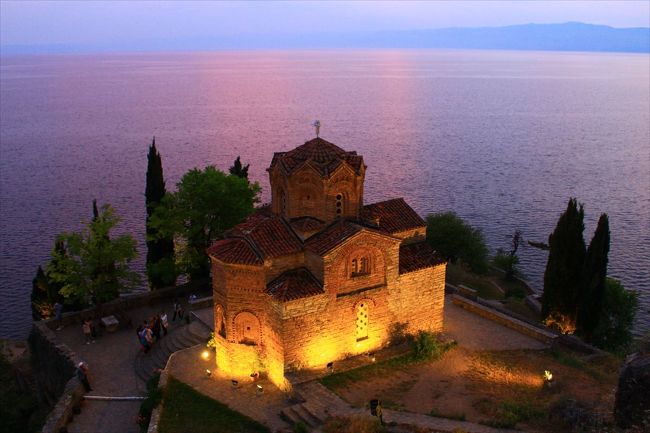 マケドニア観光のハイライト。オフリド。晴天に恵まれ湖畔の遊歩道園や旧跡で二日間を過ごした。対岸はアルバニア。<br />【交通】<br />6/14 Skopje 10:00 ⇒ Ohrid 13:22 バス　520デナリ<br />6/17 Ohrid 4:50 ⇒ Tirana 7:50 ミニバス　670デナリ<br />【宿泊】<br />6/14～15 Hostel Valentin ドミトリー　5.2ユーロ(Booking.comで予約)<br />【地理】オフリド：4万人、標高695ｍ<br />【為替】1デナリ≒2円、1ユーロ≒124円