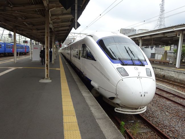 所用で福岡にやってきた空き時間を利用して、ちょっと周辺の乗り鉄に出かけております。<br /><br />長崎までやってきました。<br />長崎まで来るのは18年ぶり。あれもこれもと考えたいところですが、そろそろタイムリミットで博多に戻らなければなりません。<br /><br />そこで、「白いかもめ」に乗ることにしました。<br />そもそも、長崎から博多まで、まっすぐ特急に乗る機会などありませんでしたから、特急かもめにまともに乗るのは初めてです。<br />長崎本線を全線乗るのも記憶にないほど久しぶり。途中景色のいいところもあり、なかなか楽しめました。<br /><br />そしてその夜…　うまいものを食べることができました。