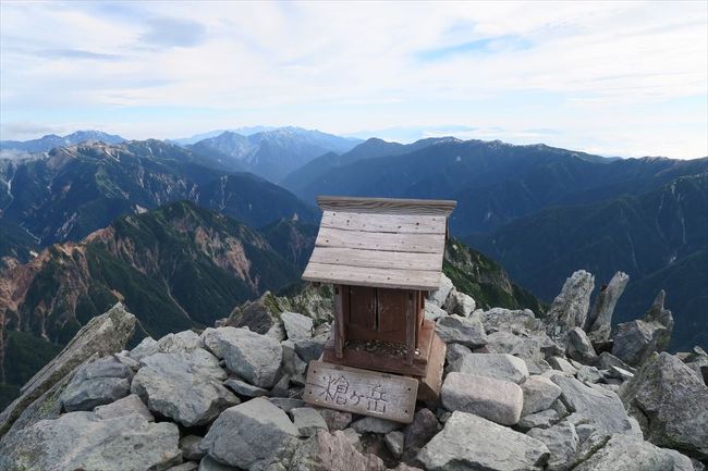 登山をする人にとっては、憧れの槍ヶ岳（やりがたけ）を登りました。飛騨山脈（北アルプス）南部にある標高3,180mの山で、山域は中部山岳国立公園に指定されており、日本で5番目に高い山です。